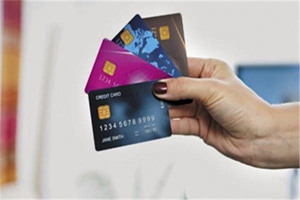 5 بنوك تصدر بطاقات مدفوعة مقدمًا «مجانًا» حتى هذا التاريخ