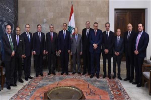 صورة تذكارية لرئيس لبنان مع الوفد المصرى برئاسة مصطفى مدبولى