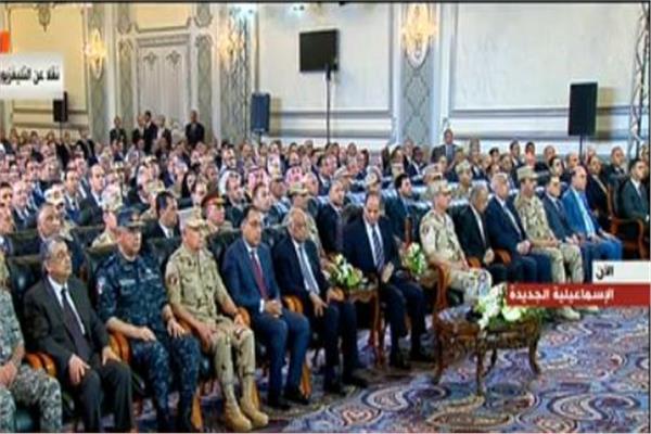 الرئيس السيسي مع كبار رجال الدولة في مقر هيئة قناة السويس بالإسماعيلية