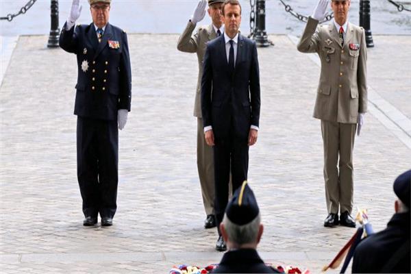  الرئيس الفرنسي يضع إكليلا من الزهور على قوس النصر 