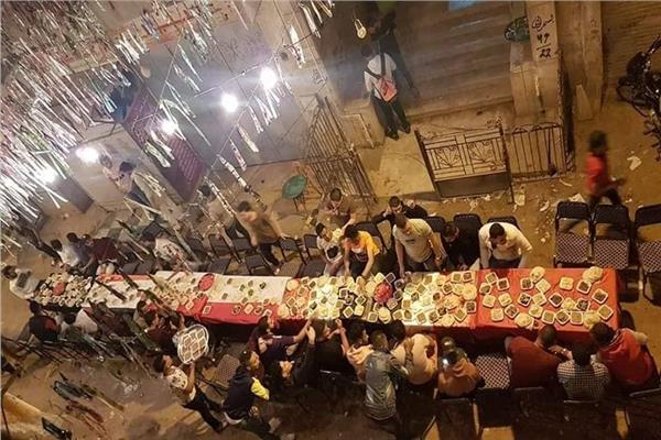 مسلمون ومسيحيون على مائدة رمضان في عزبة النخل