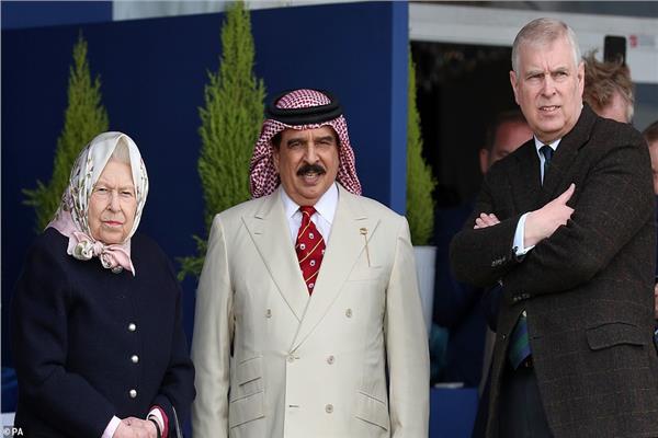 صورة تجمع عاهل البحرين والملكة إليزابيث وابنها الأمير اندرو