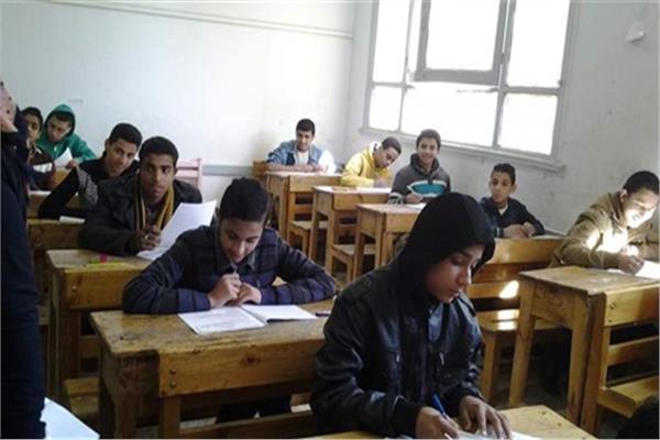 طلاب إعدادية الجيزة يؤدون امتحاني اللغة الأجنبية والتربية الدينية