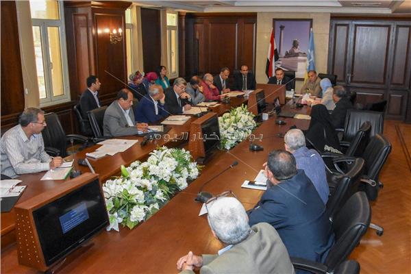 محافظ الإسكندرية خلال الاجتماع مع لجنة تقنين الأراضي