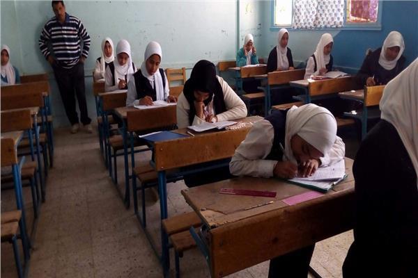 طلاب إعدادية القاهرة يؤدون امتحان الهندسة