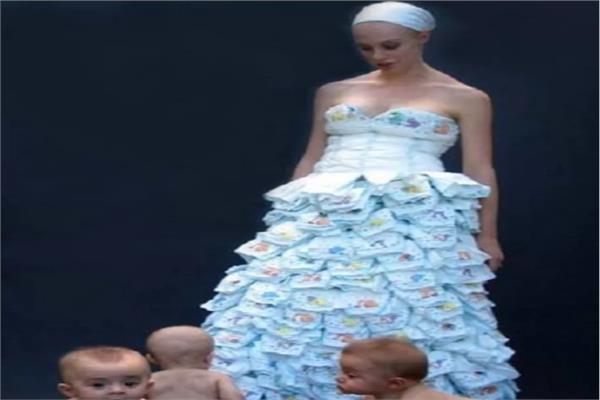 تقاليع| فستان زفاف من «حفاضات الأطفال»