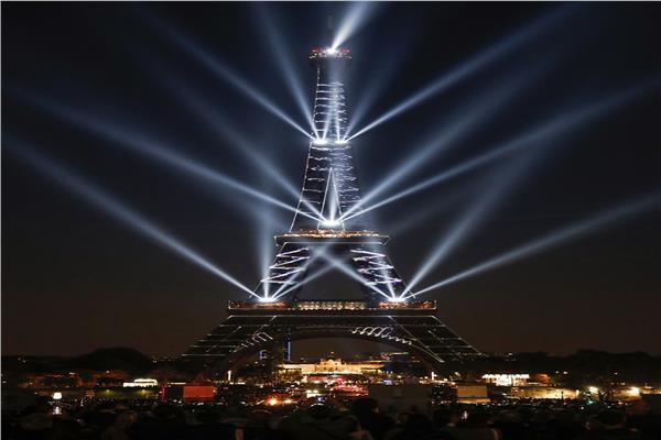 بالصور..فرنسا تحتفل بمرور 130 عاما على "برج إيفل"