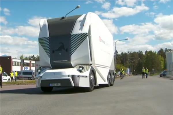 شاهد: شاحنة كهربائية بلا سائق لتوصيل الطلبات في السويد