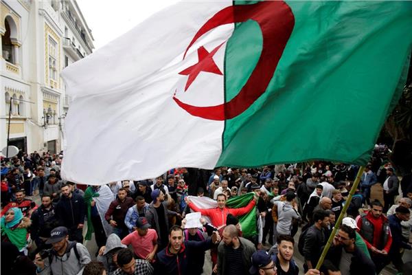 استمرار الاحتجاجات بالجزائر وسط توقعات بتأجيل الانتخابات الرئاسية