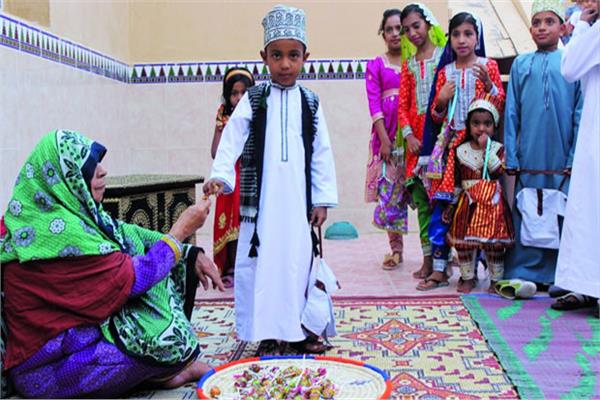 مظاهر احتفال الشعب العماني بانتصاف شهر رمضان