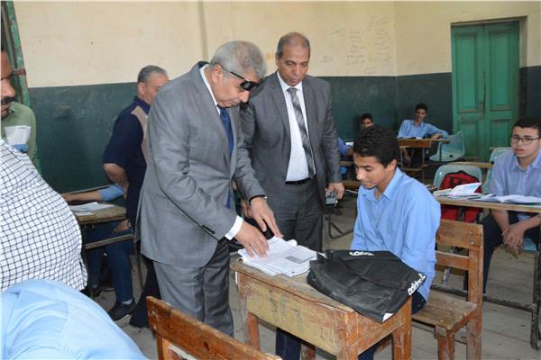 محافظ المنيا يتفقد لجان امتحانات الصف الأول الثانوي