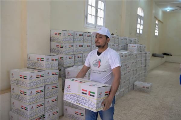 2200 أسرة بمدن وقرى محافظة المنيا تستفيد من سلال مؤسسة خليفة بن زايد  الغذائية في رمضان 