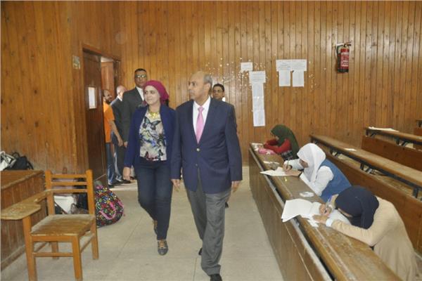 رئيس جامعة المنيا يُواصل جولاته التفقدية للجان الامتحانات 