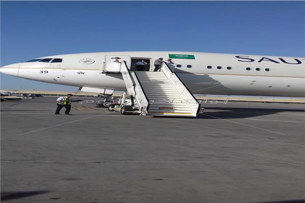 الطائرة السعودية فور هبوطها بمطار القاهرة لإنقاذ الرضيع 