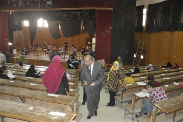 رئيس جامعة المنيا يتفقد لجان امتحانات «التربية» و«النوعية» و«التمريض»