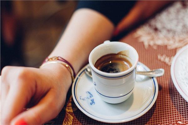 باحثون أمريكيون: شرب القهوة يعمل عل تحسين حركة الأمعاء