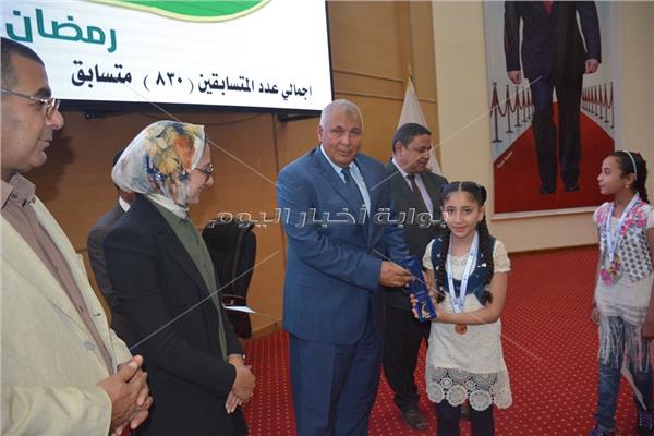 محافظ الوادي الجديد اللواء محمد الزملوط يكرم الطلاب المتميزين والفائزين في مسابقة تحدي القراءه 