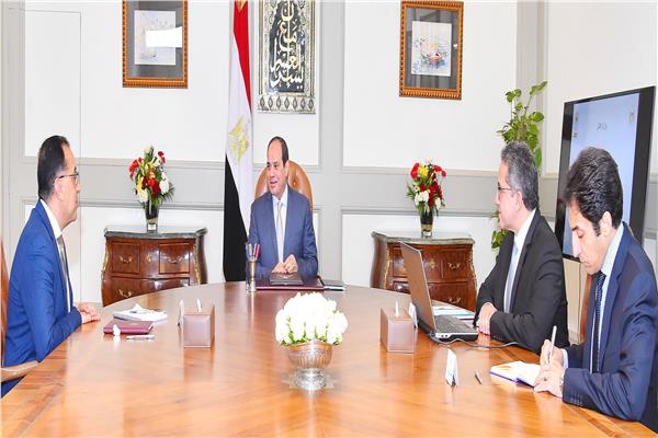 الرئيس السيسي يجتمع مع رئيس مجلس الوزراء ووزير الآثار