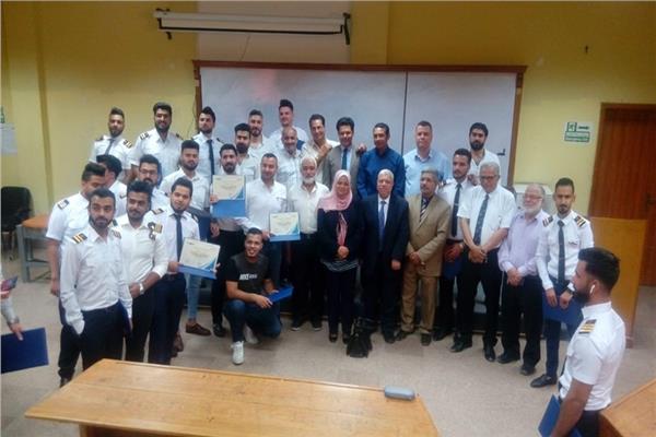 دفعة الطلاب العرب الذين تخرجوا من اكاديمية الطيران المدني 