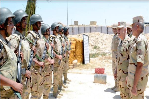 رئيس الأركان خلال تفقده الوحدات الأمنية بشمال سيناء