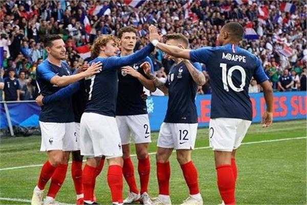 فرحة لاعبي فرنسا بالفوز