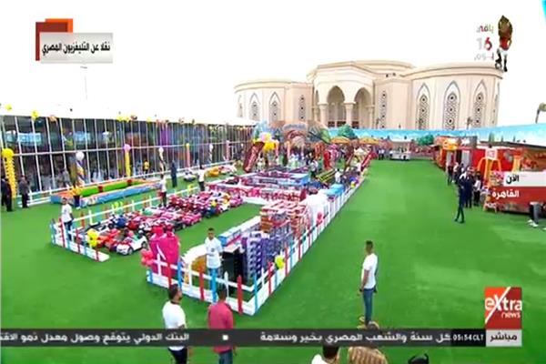 السيسي يحتفل مع أبناء الشهداء بعيد الفطر بمركز المنارة