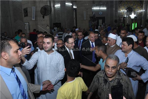 محافظ الإسكندرية يشارك المواطنين صلاة عيد الفطر بمسجد أبو العباس المرسي 
