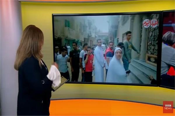 مذيعة بي بي سي تعرض فيديو تجمهر الأهالي أمام منزل محمد صلاح