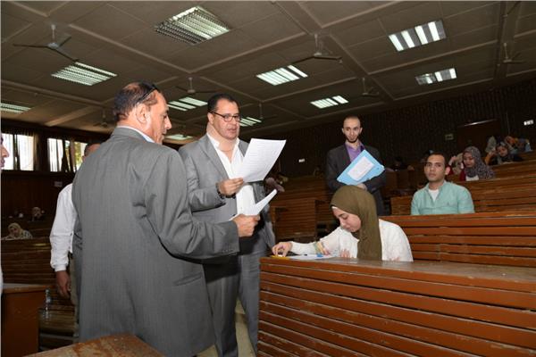 د. شحاته غريب نائب رئيس الجامعة يتابع الإمتحانات 