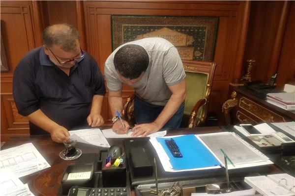 إيهاب جلال أثناء توقيعه للمصري