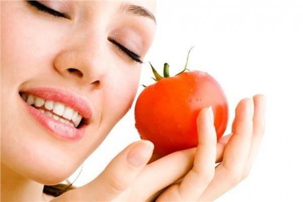 ماسك الطماطم والسكر.. الحل السحري لمشاكل البشرة الدهنية 
