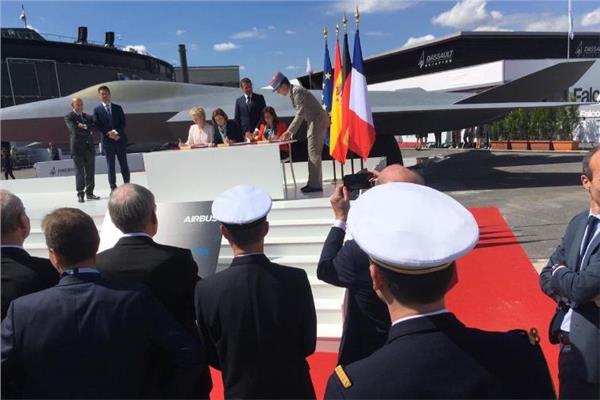 ماكرون يوقع اتفاقية لإنتاج الجيل الجديد من الطائرات الحربية