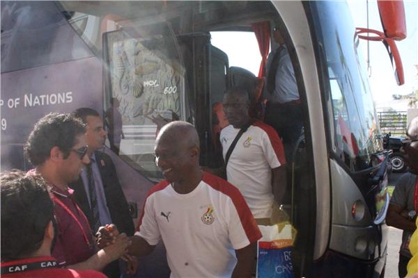 منتخب غانا لكرة القدم يصل الإسماعيلية على أنغام «السمسمية»