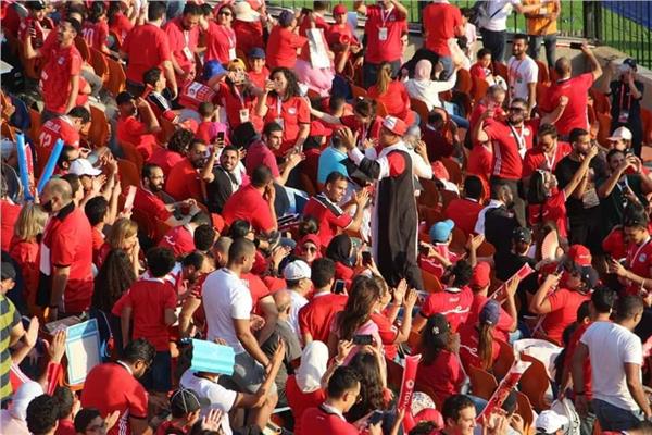 جماهير مصر تملأ مدرجات استاد القاهرة قبل ساعات من الافتتاح