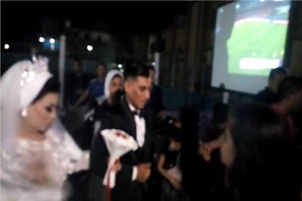 شاهد.. عروسين في ليلة زفازفهم يشاهدان مباراة مصر وزيمباوي داخل مركز شباب