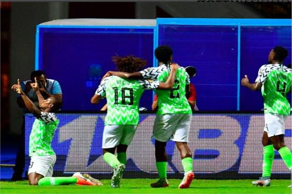 فرحة لاعبي نيجيريا بهدف الفوز