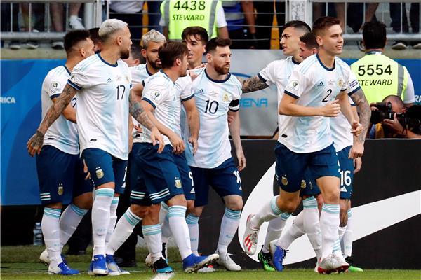 فرحة لاعبي الأرجنتين بهدفي الفوز