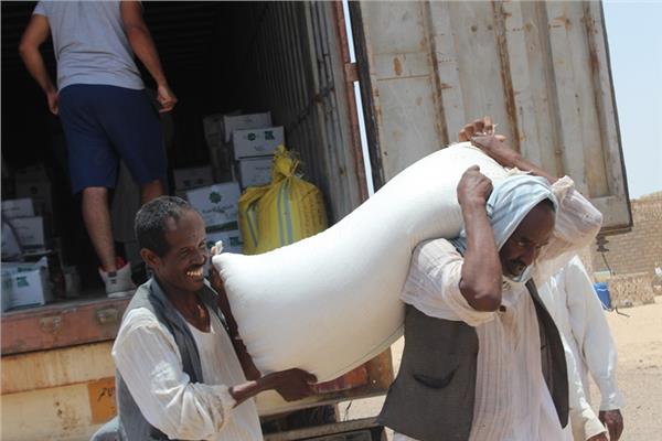 صناع الخير تنجح في الوصول بمساعداتها الإنسانية لأبعد قرية مصرية على الحدود السودانية