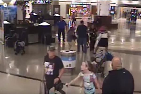 شاهد ..لحظة اختطاف طفل من والديه في مطار أمريكي