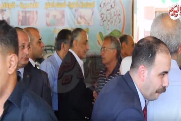 فيديو| رؤساء البنوك يشاركون في جنازة شقيقة طارق عامر
