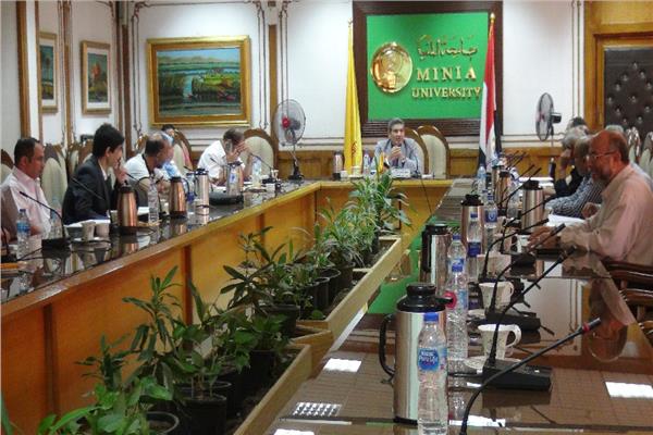 مجلس "شئون البيئة" بجامعة المنيا يُناقش أعمال قافلة "ههيا"ومقترح لإنشاء وحدة مقننة لأعمال القوافل
