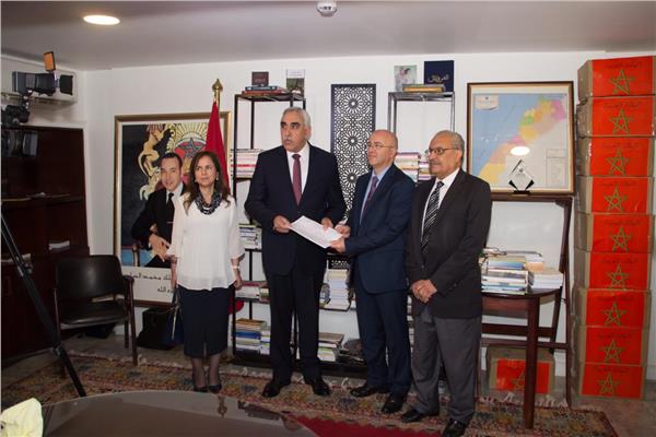 «المغرب» تهدي السفير العراقي بالقاهرة 550 مؤلفا عن تاريخها