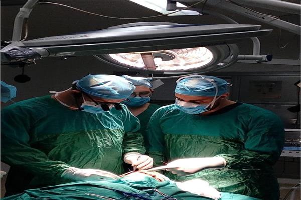 خبير عالمي يجري جراحات تجميل دقيقة في معهد ناصر