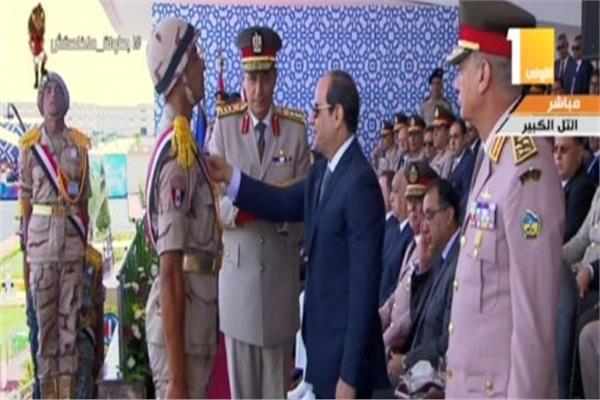 علق الرئيس عبد الفتاح السيسي، نوط التخرج لدفعة 157 ضباط صف