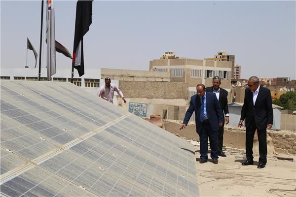محافظ قنا إقامة 11 محطة طاقة شمسية علي اسطح مباني التربية والتعليم
