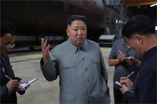زعيم كوريا الشمالية يتفقد غواصة جديدة