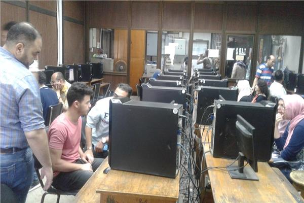 الطلاب أثناء تسجيل الرغبات لمعامل كلية الهندسة جامعة القاهرة