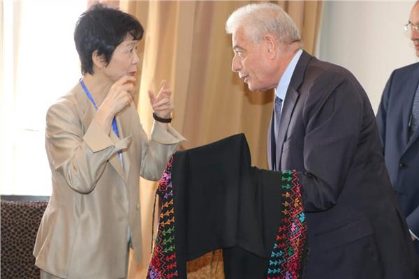محافظ جنوب سيناء يهدي نائب وزير الاتصالات الياباني «الشال البدوي»