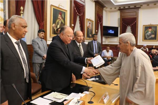 محافظ القاهرة يوزع التأشيرات على حجاج الجمعيات الأهلية