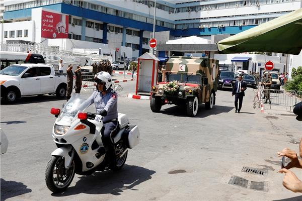 نقل جثمان الرئيس الراحل محمد الباجي من المستشفى العسكري بتونس إلى قصر قرطاج -  صورة من رويترز